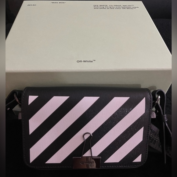 OFF WHITE Mini Diagonal Binder Clip Bag 🤍 - Picture 2 of 8